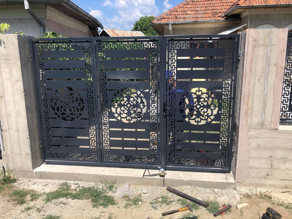 Porti tabla decupată