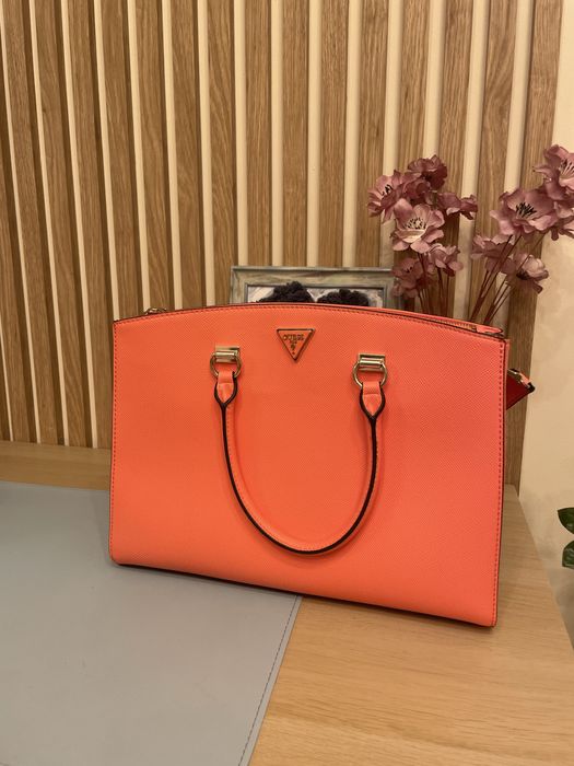 Елегантна чанта Guess