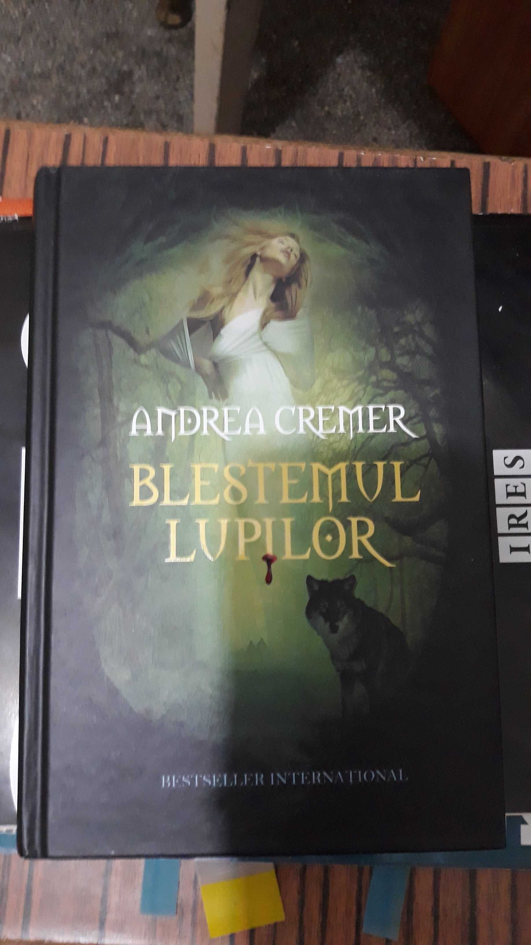 Carte Blestemul lupilor de Andrea Cremer