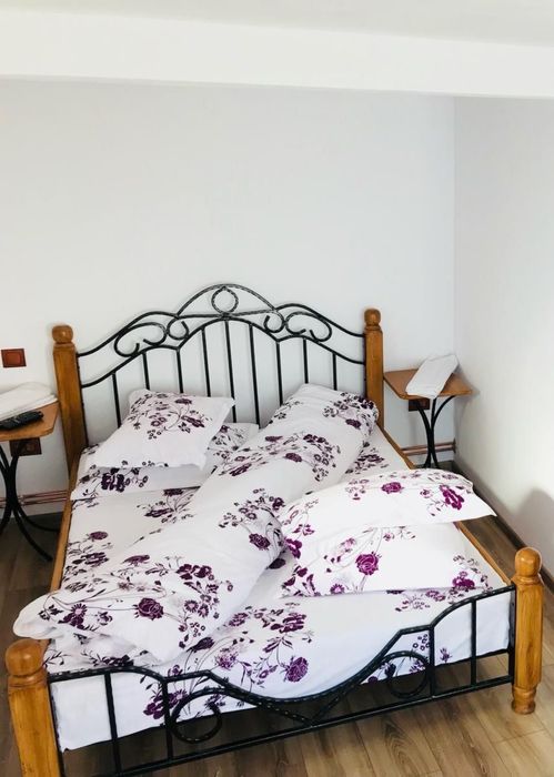 Paturi din lemn masiv și fier forjat – Eleganță și durabilitate