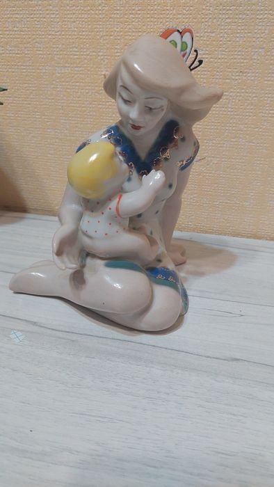 Фарфоровая статуэтка