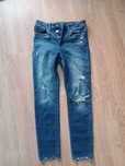 Blugi firma GAP.