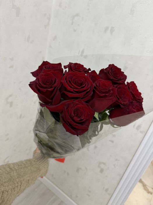 Красные розы метровые