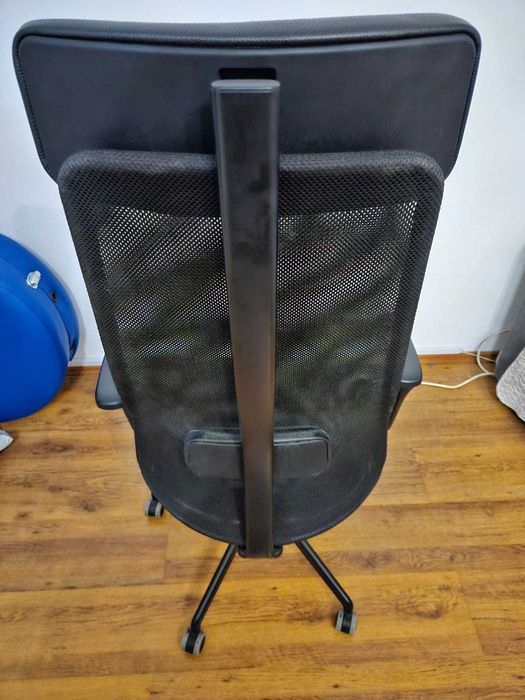 Scaun birou (IKEA, JÄRVFJÄLLET) rotativ cu brațe, Glose negru