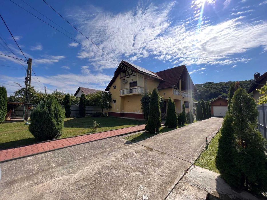 Casa ultracentral Budesti independenta energetic (cu panouri solare )