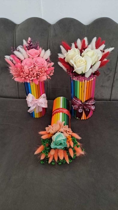Aranjamente florale in suport creioane colorate si coronite