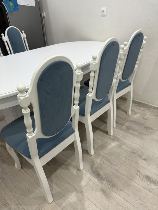 Кухонный стол и стулья