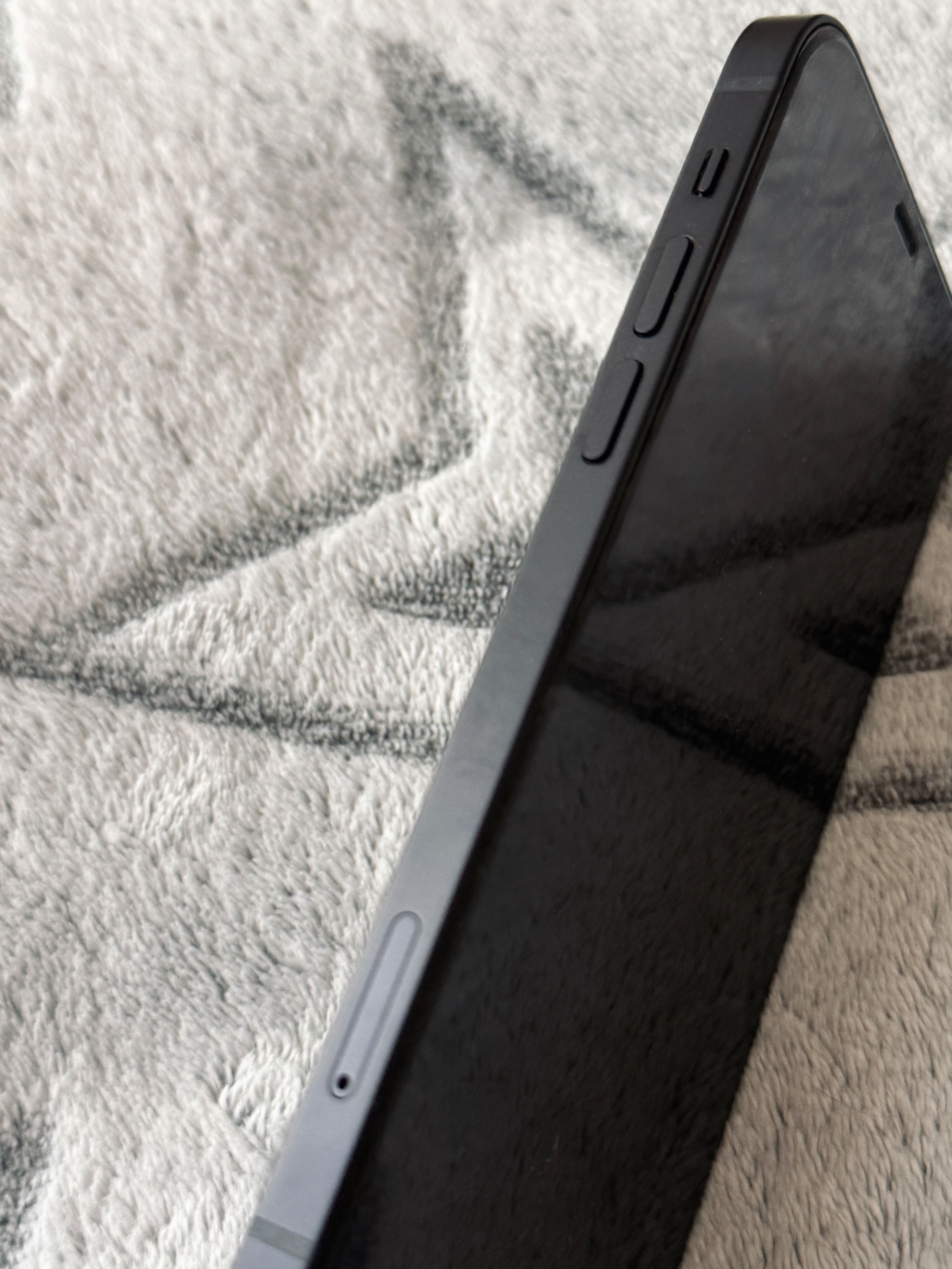 Продавам iPhone 12, 64 GB
