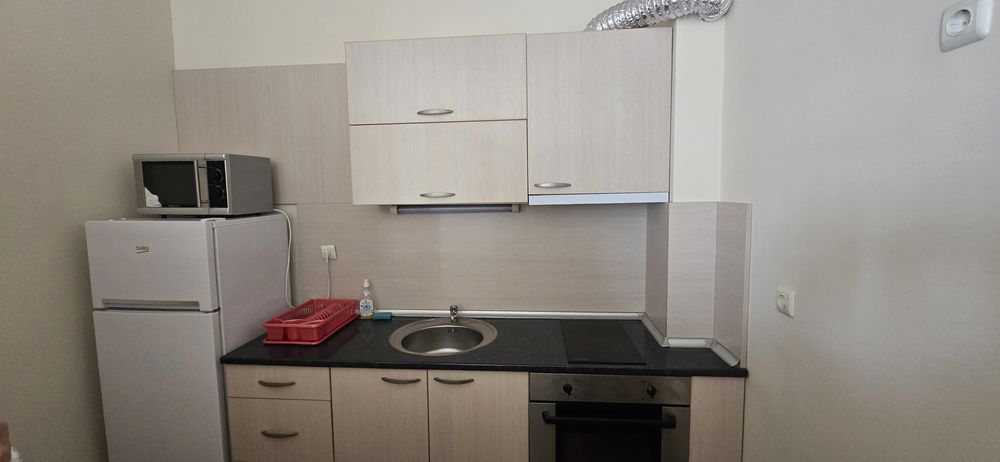 Продавам кухня БЕЗ фурна и котлони (Само абсорбатор, мивка и смесител)