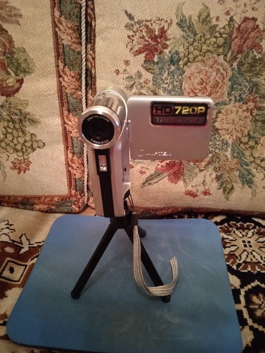 Продам компактную цифровую кинокамеру-фотоаппарат из Германии.