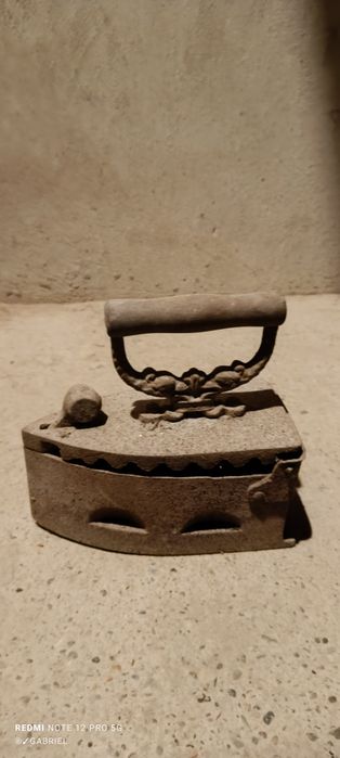 Fier de calcat vechi din fontă