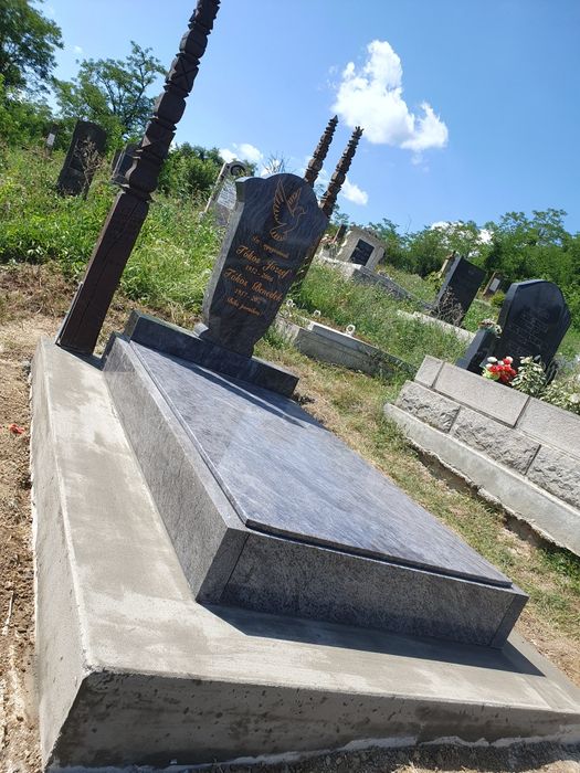 Monumente Funerare