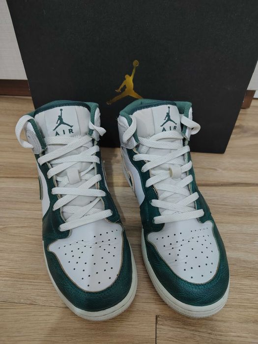 NIKE Air Jordan Mid 1