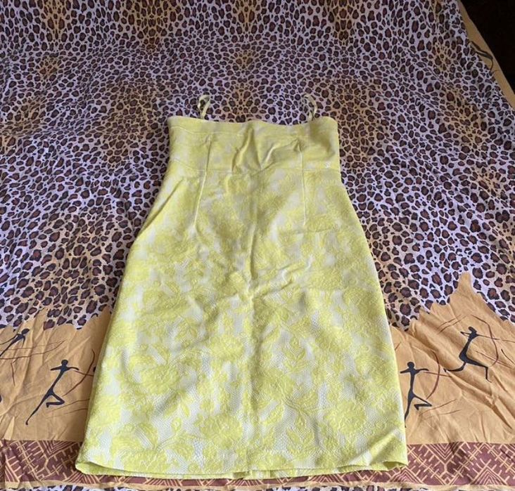 Платье ярко лимонного цвета на бретельках