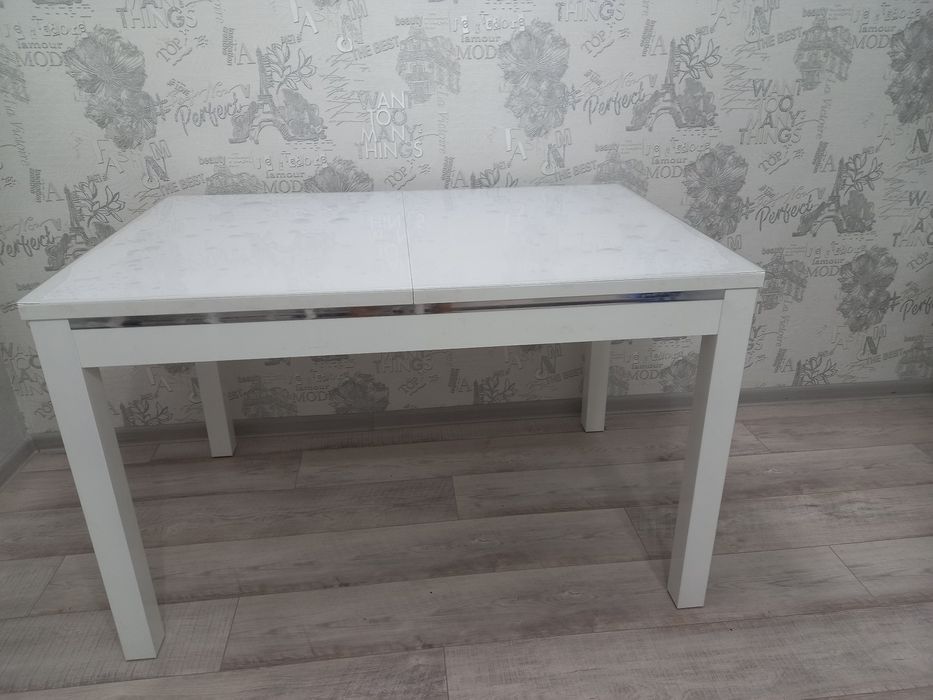 Стол белый,дерево, сверху стекло