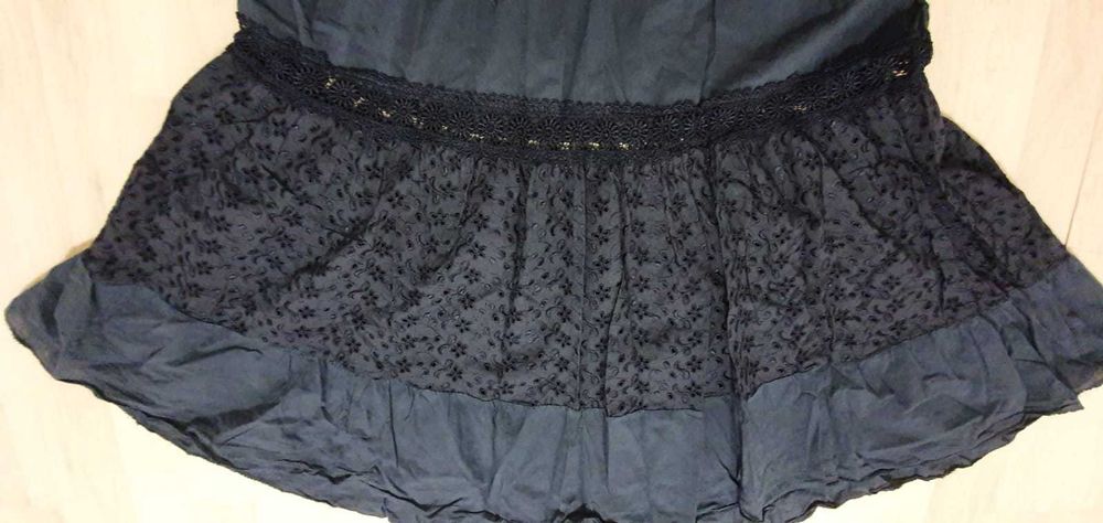 Fusta cu broderie englezeasca