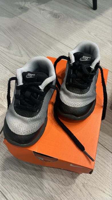 Маратонки Adidas и Nike размер 22