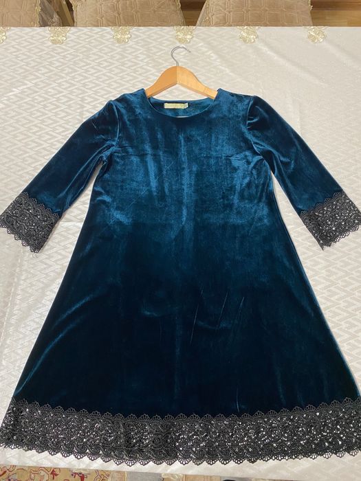 Вечернее платье, темно зеленого цвета, с кружевом, длина платья 85 см.