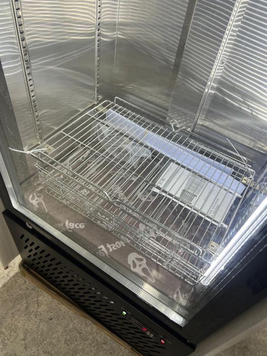 Vitrina frigorifica neagra cu racire prin ventilatie