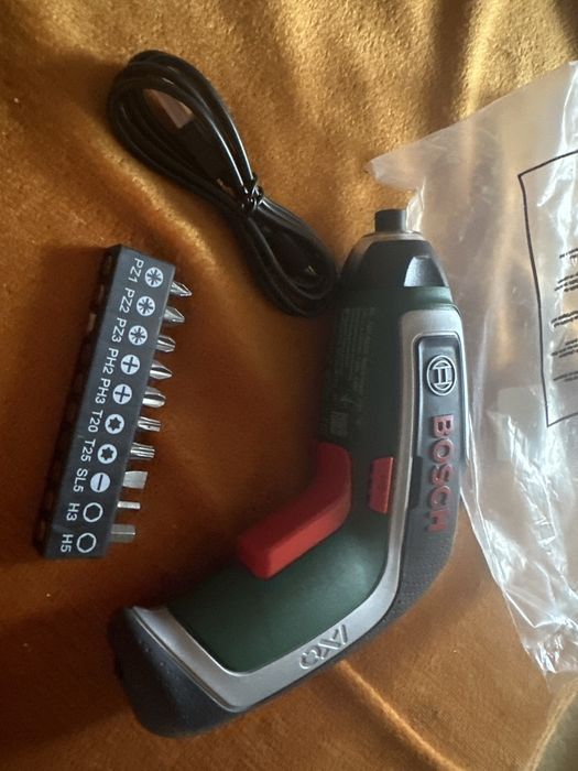 Surubelnita cu acumulator Bosch IXO 7 cu set adaptoare