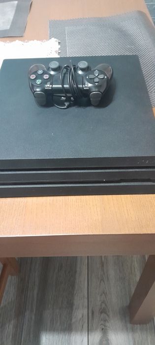 Vând PlayStation 4 pro, 1tb + 10 jocuri