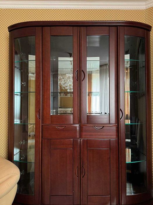 Шкаф (сервант) из натурального дерева в отличном состоянии