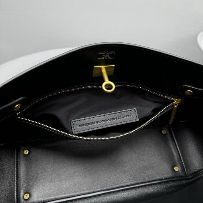 Geanta Balenciaga Belair, Noir Minimaliste, 35 cm