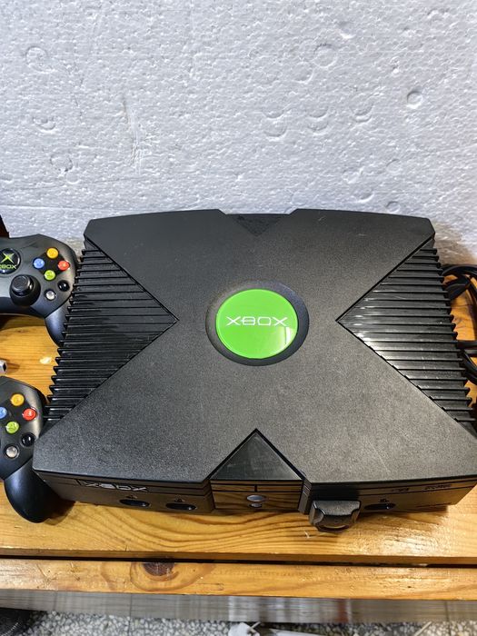 Конзола XBOX + 2 джойстика и една игра