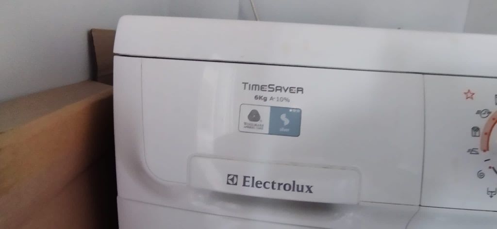 Продавам пералня Electrolux