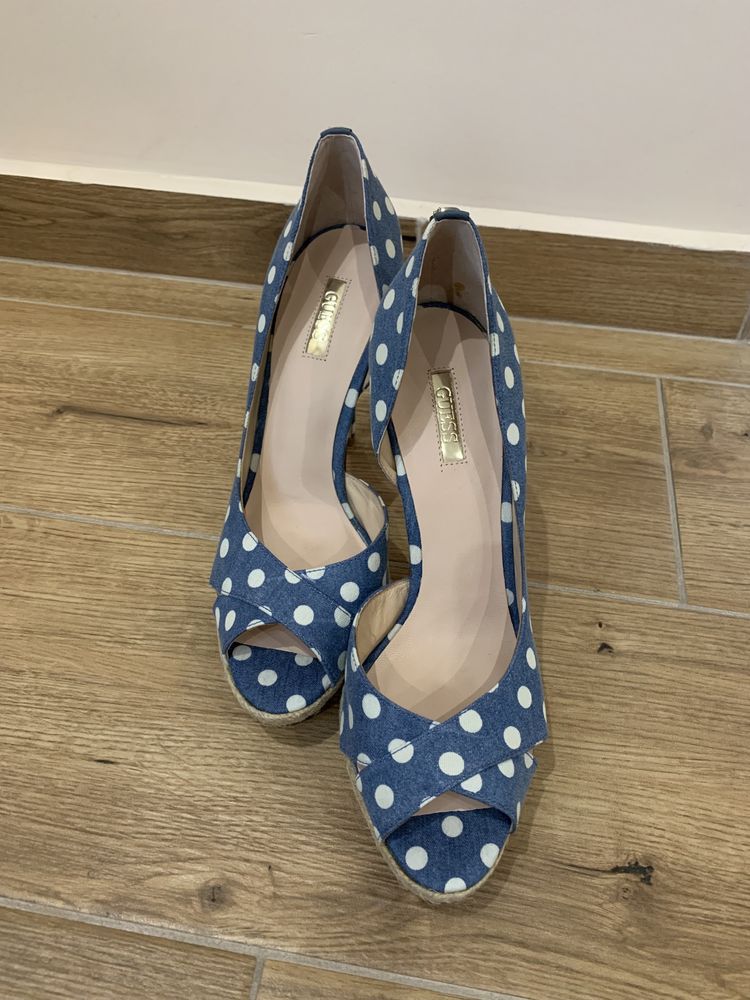 Дамски токчета на Guess
