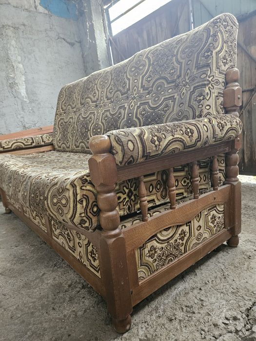 Триместен разтегателен диван с рамка от масив