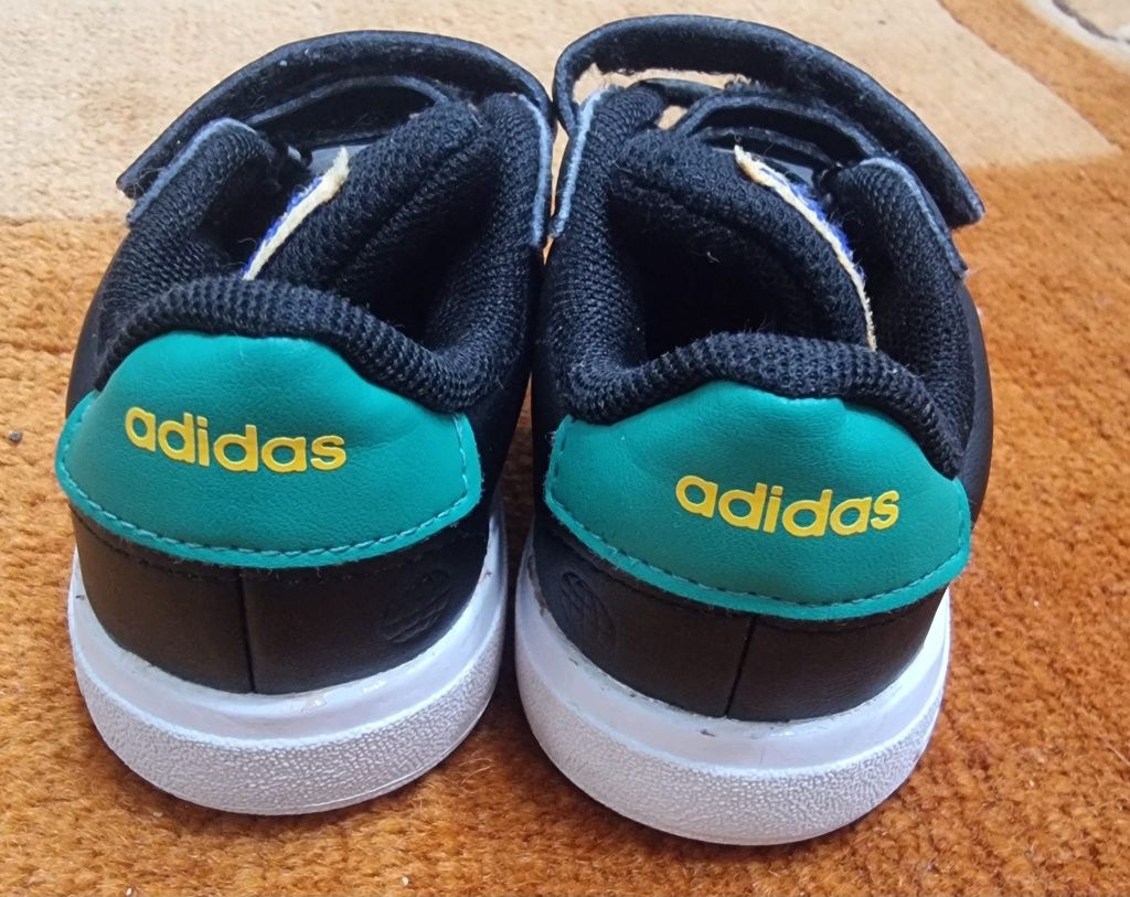 Vând adidasi ADIDAS 23