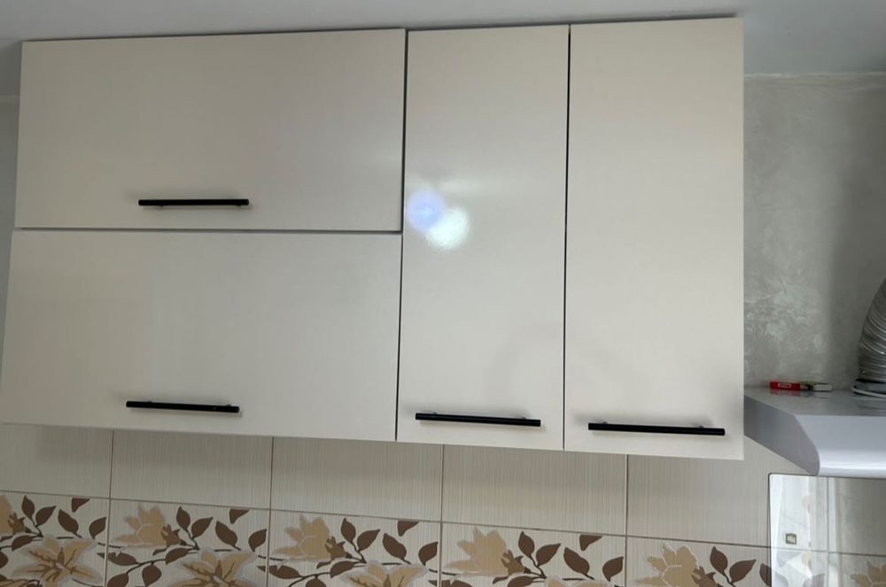 Mobila lucioasa de bucatarie bej