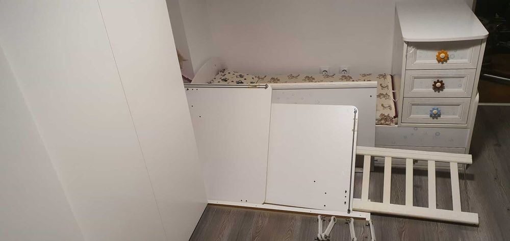 Бебешка детска кошара с люлеещ механизъм легло скрин и два матрака