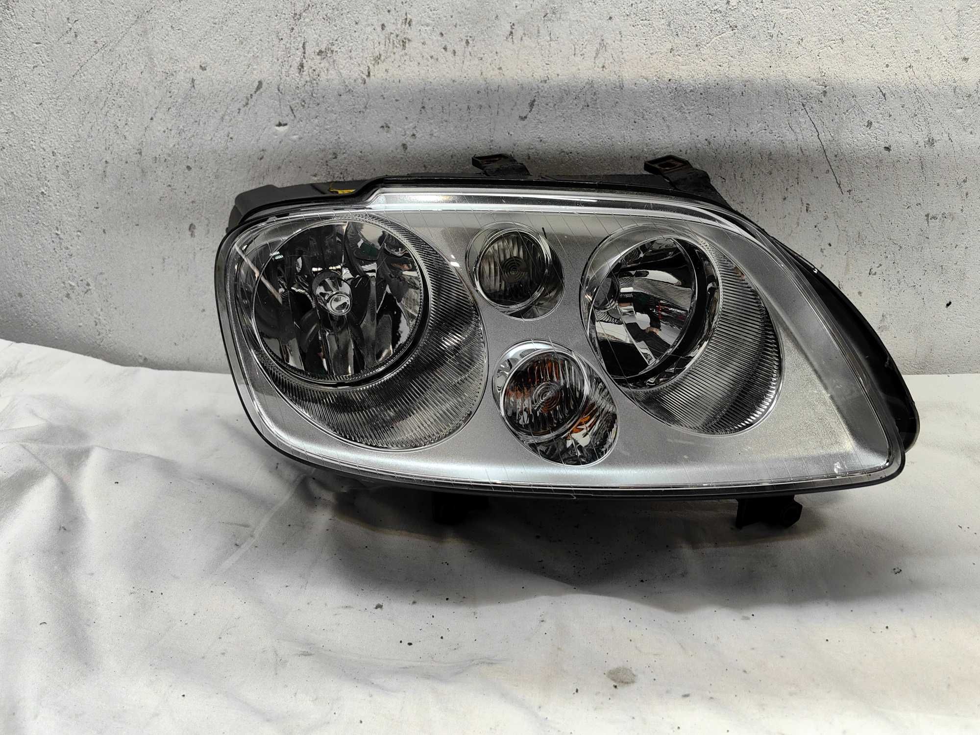 Оригинален  фар  Vw Caddy Touran