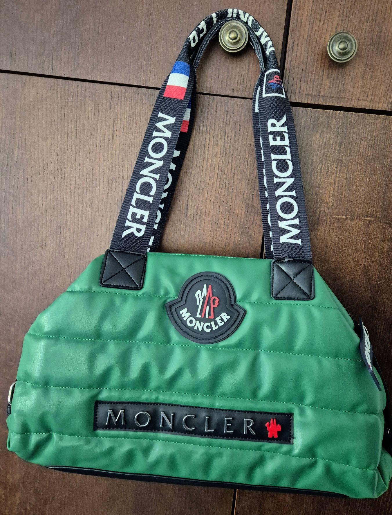 Продавам дамска чанта MONCLER