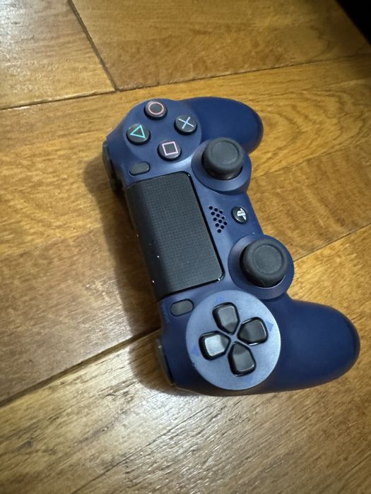 Плайсташан 4 слим с два джойстика и игра и калъв за джойстика