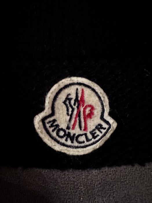 Продам зимнюю шапку Moncler.