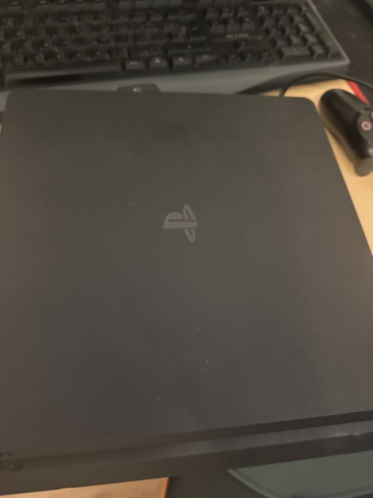 Ps4 slim cu maneta si 2 jocuri