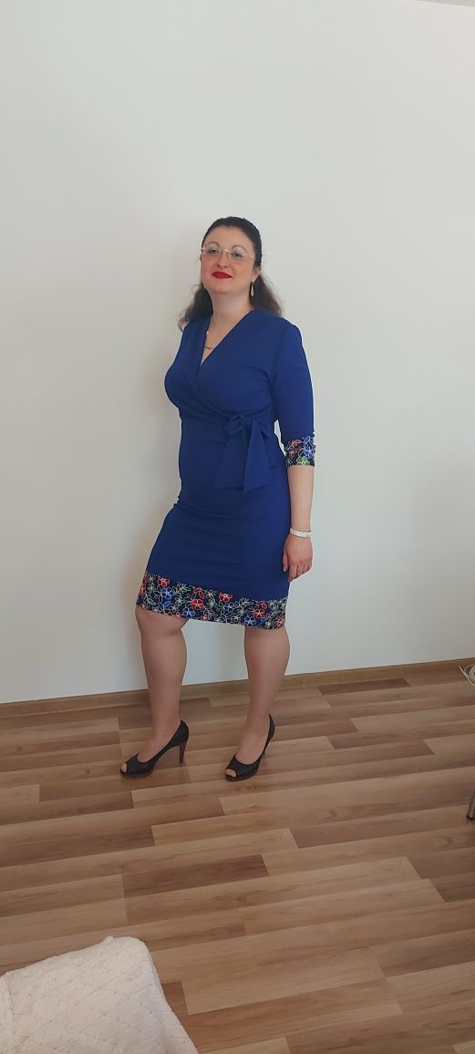 Rochie albastru regal cu broderie florală