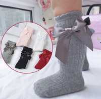 Бебешки чорапки с панделка до коляното