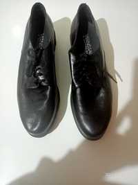 Продаю  женские интальнские  туфли со шнурками  черного цвета  подошва