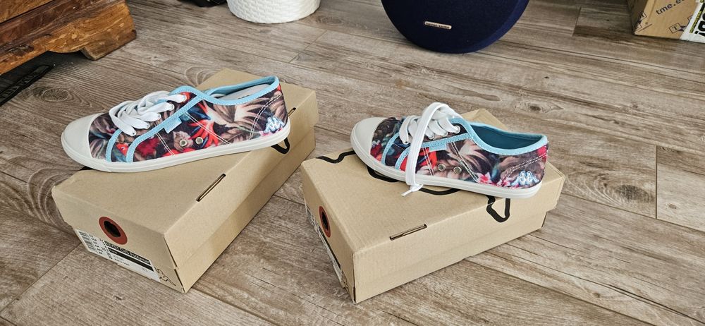 Teniși Kappa ,mama - fiica
Sunt noi 
Originali Kappa 
Mărimile 37 și 3