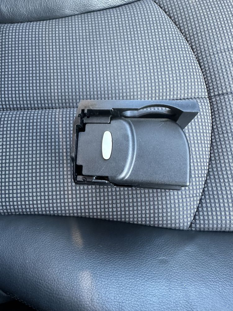 Поставка чаши мерцедес е класа cup holder mercedes e klas