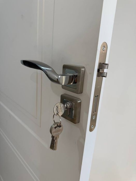 Белая дверь новая мдф