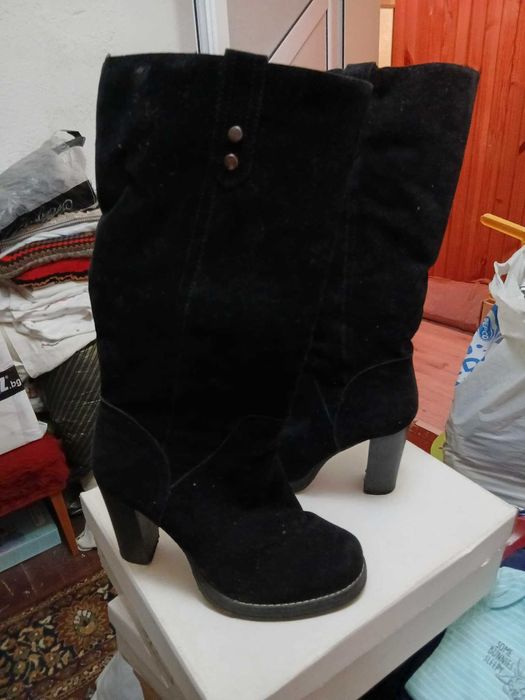 Стилни ботуши на ток