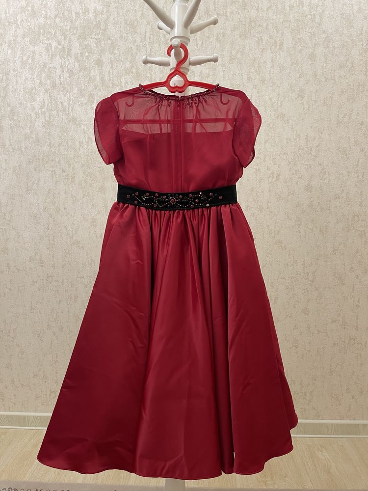 Красное вечерное платье