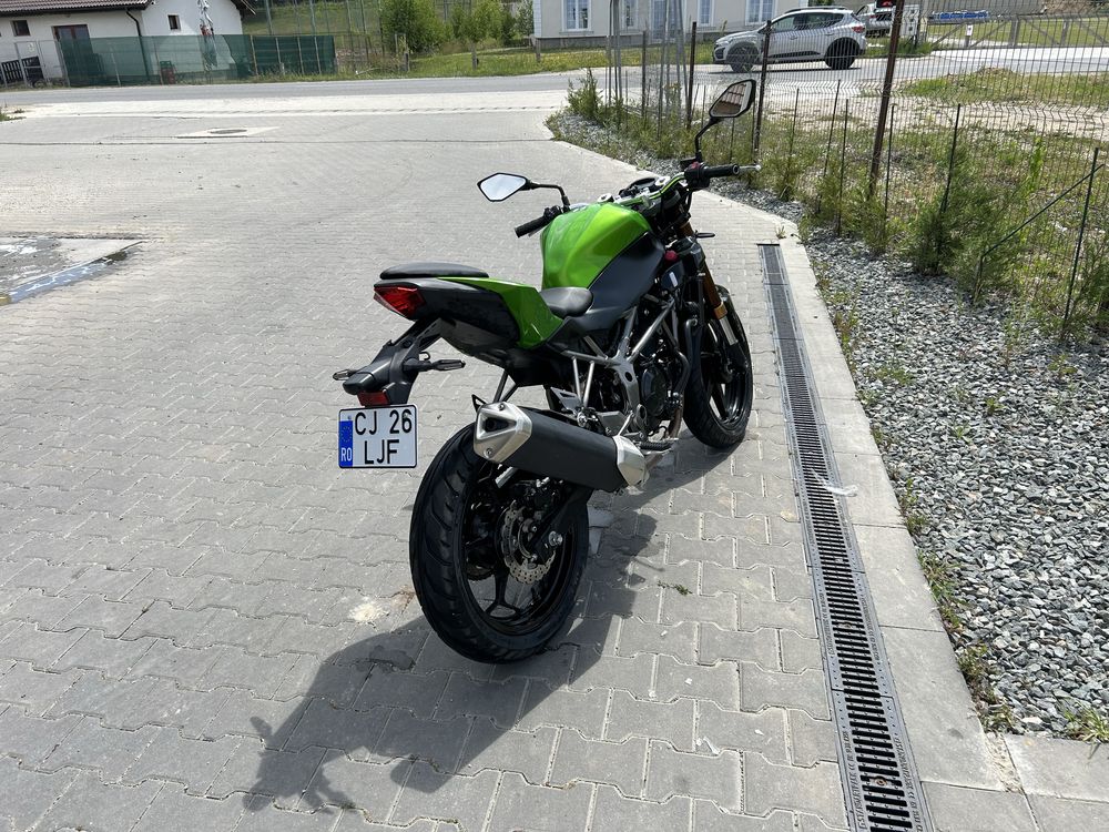 Motocicleta Kawasaki Z 250