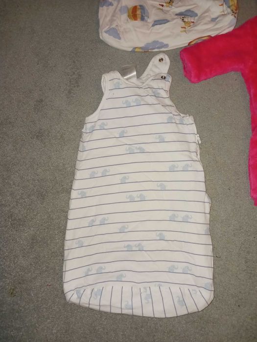 Дрехи,костюмчета и шапки за момиченца