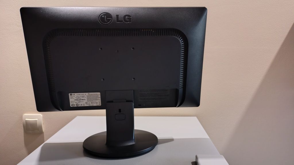 Монитор LG Flatron W1946